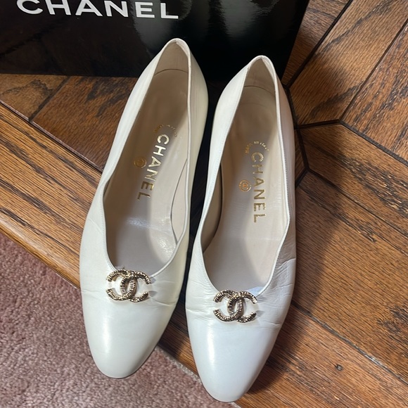 CHANEL Vintage Off-White Leather Flats 6 - Picture 2 of 10